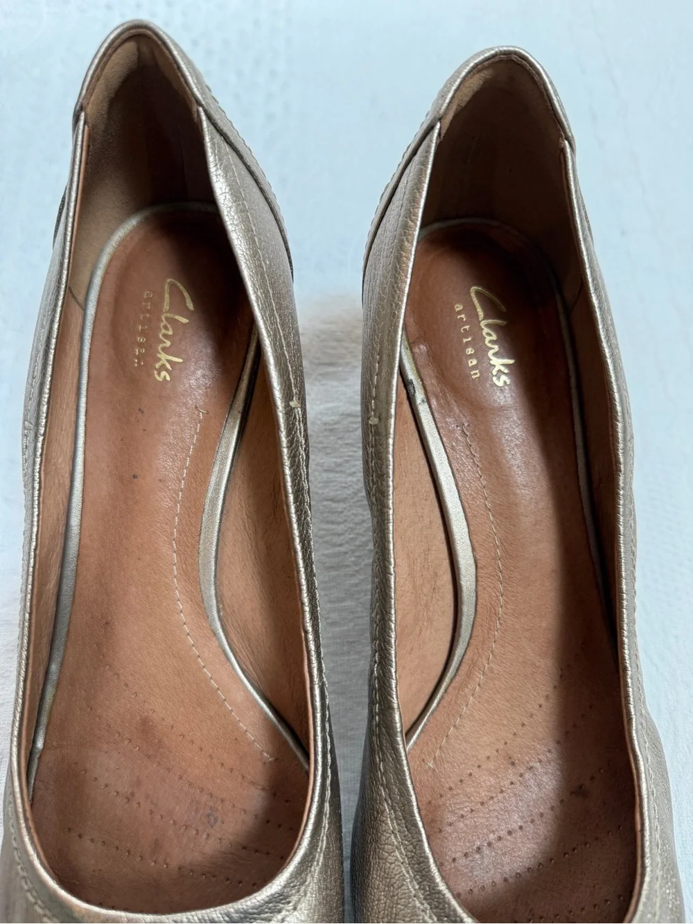 Clarks Artisan Peep Toe Vendra Daisy Wedge Pumps Gold Metallic Shoes Size 10